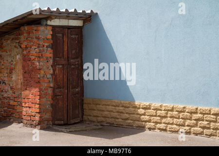 Traditionelle ukrainische Eingang zum Keller aus rotem Backstein. Es gibt einen kostenlosen Platz für Text. Stockfoto