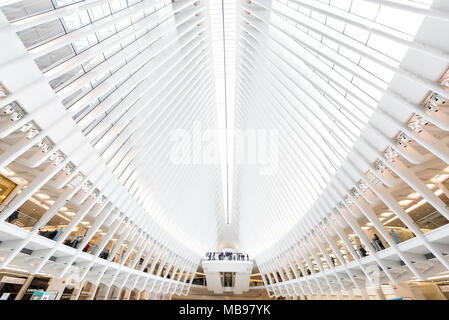 New York City, USA - 30. Oktober 2017: Die Menschen in den Oculus Verkehrsknotenpunkt am World Trade Center NYC Subway Station, Pendeln, Plattform, futuristischen Stockfoto
