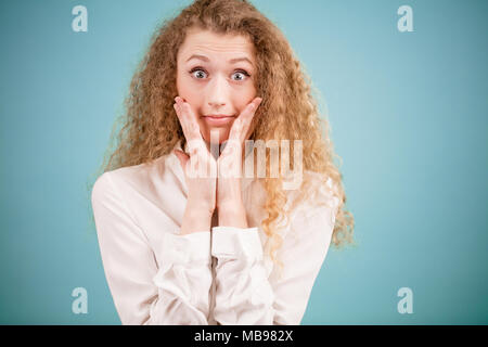 Fragte sich Frau mit den Händen auf ihren Wangen Stockfoto