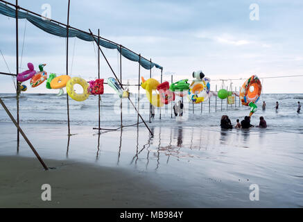 Bunte Rettungsringe auf Verkauf durch das Kaspische Meer. Babolsar, Provinz Mazandaran, Iran Stockfoto