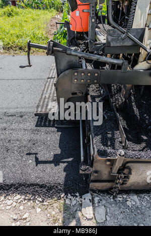 Asphalt Straßenfertiger ebnet Maschinenbau Straßenarbeiten Reparatur Stockfoto