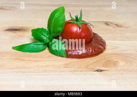 Ketchup Konzept Tomatenmark Basilikum board Zutaten italienische Soße. Stockfoto