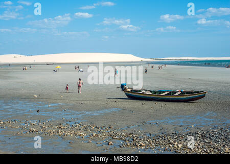 Jericoacoara, Brasilien - 22. Juli 2016: Touristen an den Strand von Jericoacoara, der Berühmteste im Bundesstaat Ceara Stockfoto