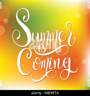 Der Sommer kommt Schriftzug. Elemente für Einladungen, Poster, Grußkarten. Seasons Greetings Stock Vektor