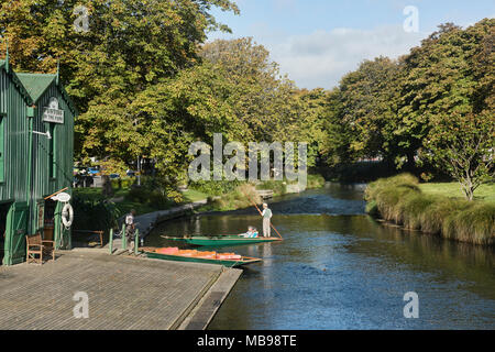 Stechkahn fahren am Fluss Avon, Christchurch, Neuseeland Stockfoto