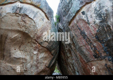 In der Nähe der natürlichen Boulder Torbogen in Sigiriya (Lion Rock), in der Nähe von Dambulla, Sri Lanka. Bunte Granitfelsen bilden einen Teil der Weg zum Gipfel Stockfoto