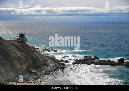 Pacific coast Ansichten von Pfeiffer Beach, Big Sur, Kalifornien. Aquamarin, Meer, felsige Küste und winterlichen Himmel Stockfoto
