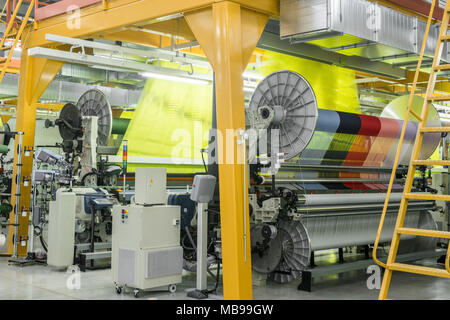 Maschinen und Anlagen in der Weberei. Innenraum der industriellen Textilfabrik Stockfoto