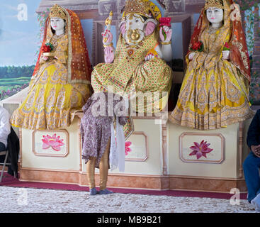 Ein Hindu Anbeter beten vor einer Statue des Gottes Ganesha in der tulsi-Tempel in South Richmond Hill, Queens, New York. Stockfoto