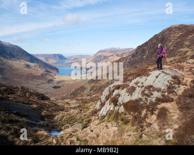 Weibliche Wanderer bewundert Blick von kleinen Runden, wie Warnscale Fleetwith Hecht entlang von unten nach Buttermere, mit Mellbreak steigende über Crummock Water über Stockfoto