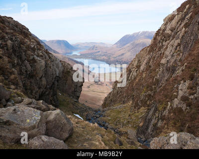 Blick hinunter in die Schlucht des Black Beck, unter den Heuballen zu Warnscale unten und Buttermere, mit Crummock Water & Mellbreak darüber hinaus. Stockfoto