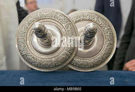 Die reich verzierten, silbernen Griffe der Tora, die in einer Synagoge in Cambria Heights, Queens, New York City verwendet wurde. Stockfoto