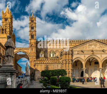 Palermo, Italien: 31. Dezember 2015: Blick auf die Kathedrale der Stadt. Es ist die Himmelfahrt der Jungfrau Maria gewidmet. Stockfoto