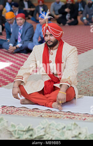 Die Sikh Bräutigam in einem Tempel kurz vor seiner Hochzeit in Richmond Hill, Queens New York. Stockfoto