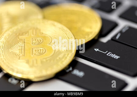 Bitcoin ist ein cryptocurrency und Worldwide Payment Systems. Es ist das erste dezentrale digitale Währung, wie arbeitet das System ohne eine Zentralbank. Stockfoto