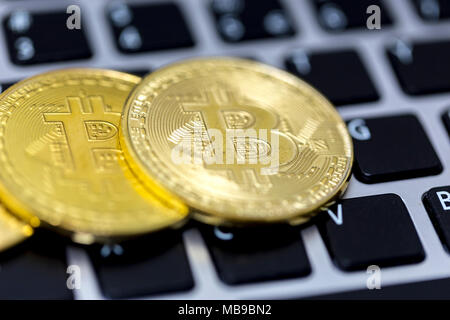 Bitcoin ist ein cryptocurrency und Worldwide Payment Systems. Es ist das erste dezentrale digitale Währung, wie arbeitet das System ohne eine Zentralbank. Stockfoto