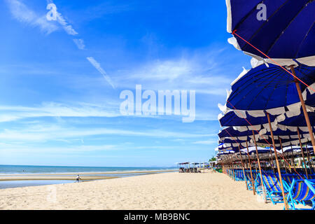 Blick auf Nizza tropischen leeren Sandstrand mit Sonnenschirmen und Strandliegen in Thailand Stockfoto