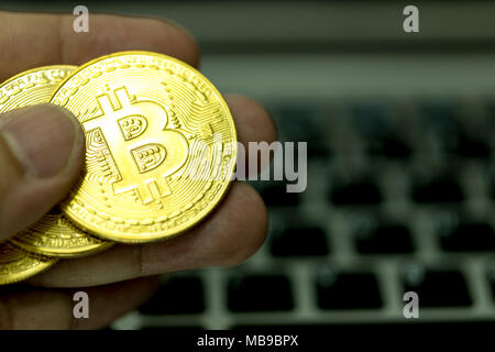 Bitcoin ist ein cryptocurrency und Worldwide Payment Systems. Es ist das erste dezentrale digitale Währung, wie arbeitet das System ohne eine Zentralbank. Stockfoto