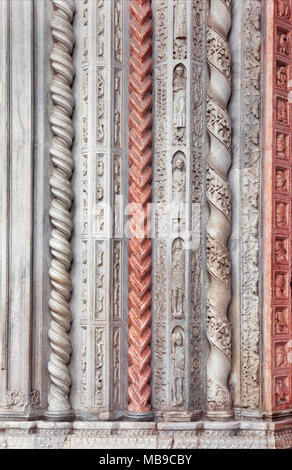Nahaufnahme eines der Eingang befindet sich in der Basilika Santa Maria Maggiore, Bergamo, Italien Stockfoto