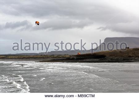 Kiteriding auf Wellen am Rosses Point, Sligo an der Westküste Irlands. Credit: reallifephotos/Alamy Stockfoto