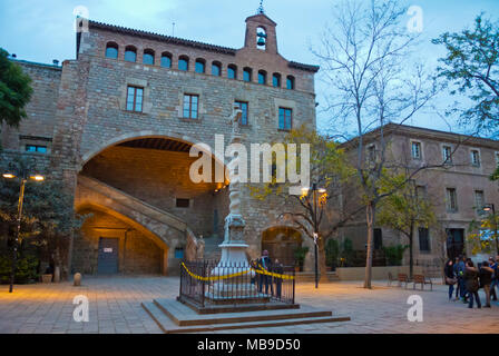 Jardins de Rubio ich Lluch, Garten mit La Capella Museum und National Bibliothek von Katalonien, El Raval, Barcelona, Katalonien, Spanien Stockfoto