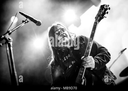 Norwegen, Oslo - April 1, 2018. Die Englische doom metal band Electric Wizard führt ein Live Konzert am Rockefeller während der norwegischen Metal Festival Metal Inferno Festival 2018 in Oslo. Hier Sänger und Gitarrist Jus Oborn wird gesehen, live auf der Bühne. (Foto: Gonzales Foto - Terje Dokken). Stockfoto