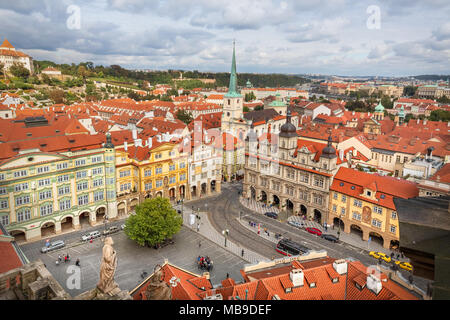 Luftbild des Malostranske namesti (Lesser Town Square) in Prag, Tschechien Stockfoto