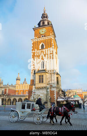 Kutsche, vor wieza Ratuszowa, Rathausturm, der Rynek Glowny, Old Town Square, Krakow, Malopolska, Polen Stockfoto