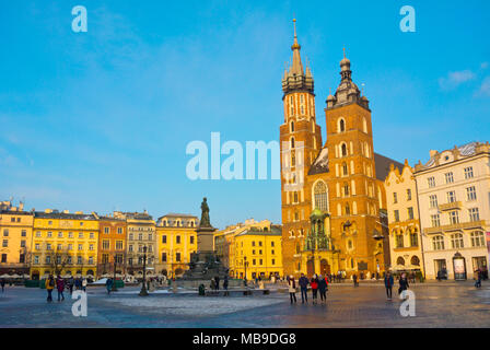Rynek Glowny, Altstädter Ring, mit Bazylika Mariacka, St Mary's Basilica Kirche, Krakow, Malopolska, Polen Stockfoto