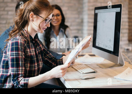 Junge Architekten, die am Projekt im Büro Stockfoto