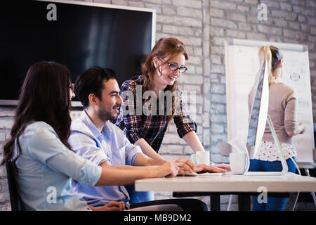 Junge Architekten, die am Projekt im Büro Stockfoto