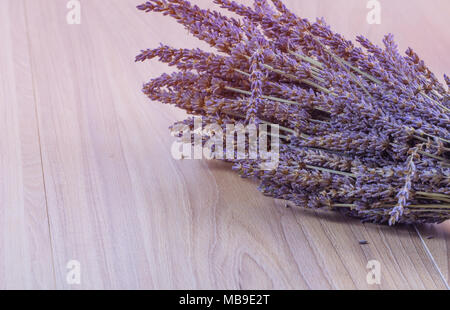 Lavendelblüten auf Holz Tisch Hintergrund, chemische Duft von Lavendel Blumen auf dem Tisch Hintergrund, getrocknetem Lavendel Bündel. Stockfoto