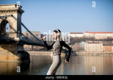 Frau in Sportkleidung auf Donau Promenade in Budapest, Ungarn Stockfoto