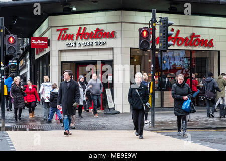 Blick auf die Fußgängerzone überqueren außerhalb Zweig von Tim Hortons Coffee Shop in Argyll Street Glasgow, Schottland, Vereinigtes Königreich Stockfoto