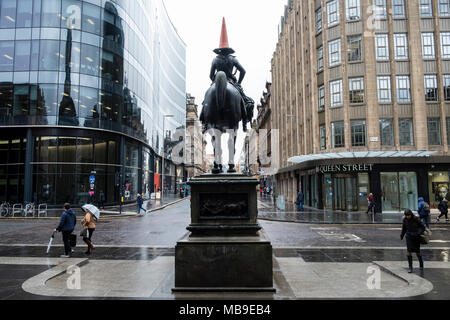 Blick auf die Statue von Wellington mit leitkegel auf Kopf außerhalb des Museums der Modernen Kunst in Glasgow, Schottland, Vereinigtes Königreich Stockfoto