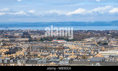 Die Skyline von Edinburgh über die neue Stadt in Richtung der Erhabene und Fife von Calton Hill, Schottland, Vereinigtes Königreich Stockfoto