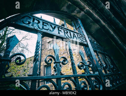 Detail der alten Tore am Eingang der Greyfriars Kirchhof (Greyfriars kirkyard) in der Altstadt von Edinburgh, Schottland, Vereinigtes Königreich Stockfoto