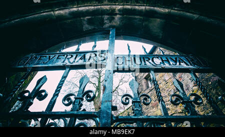 Detail der alten Tore am Eingang der Greyfriars Kirchhof (Greyfriars kirkyard) in der Altstadt von Edinburgh, Schottland, Vereinigtes Königreich Stockfoto