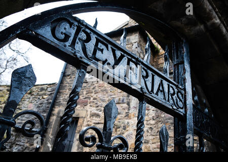 Detail der alten Tore am Eingang der Greyfriars kirchplatz in der Altstadt von Edinburgh, Schottland, Vereinigtes Königreich Stockfoto