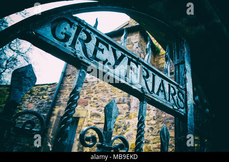 Detail der alten Tore am Eingang der Greyfriars Kirchhof (Greyfriars kirkyard) in der Altstadt von Edinburgh, Schottland, Vereinigtes Königreich Stockfoto