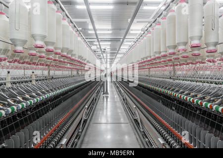 Maschinen und Anlagen in der Werkstatt zur Herstellung von Fäden, allgemeine Ansicht. Innenraum der industriellen Textilfabrik Stockfoto