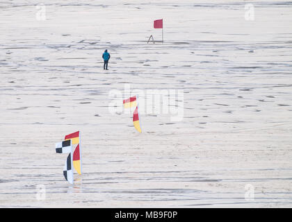 Ein einzelner Mann zu Fuß am Strand in St. Ives, Cornwall. Stockfoto