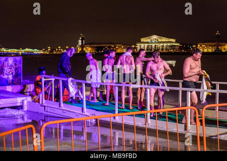 Epiphanie eisloch Tauchen in der Nacht in den Fluss Neva in St. Petersburg, Russland Stockfoto