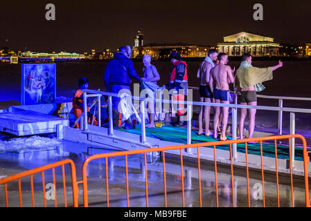 Epiphanie eisloch Tauchen in der Nacht in den Fluss Neva in St. Petersburg, Russland Stockfoto