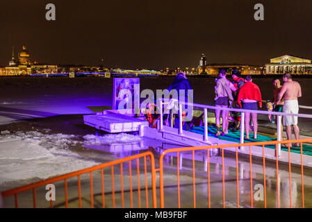 Epiphanie eisloch Tauchen in der Nacht in den Fluss Neva in St. Petersburg, Russland Stockfoto