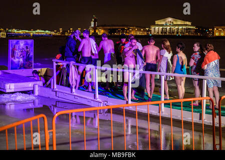 Epiphanie eisloch Tauchen in der Nacht in den Fluss Neva in St. Petersburg, Russland Stockfoto