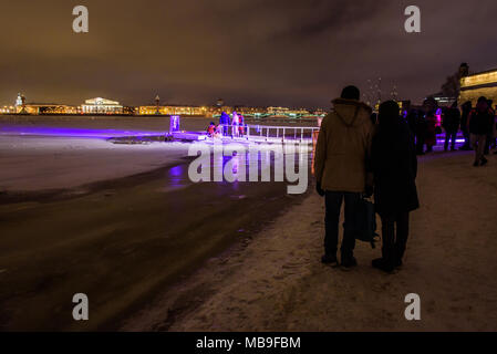 Epiphanie eisloch Tauchen in der Nacht in den Fluss Neva in St. Petersburg, Russland Stockfoto