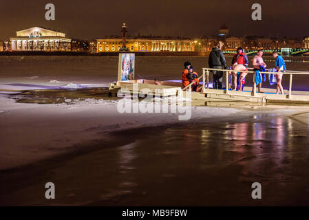 Epiphanie eisloch Tauchen in der Nacht in den Fluss Neva in St. Petersburg, Russland Stockfoto