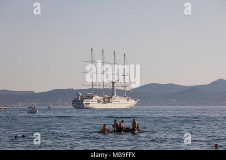Schwimmen die Leute beobachten Kreuzfahrt Segelschiff SS "Wind Star" am Hafen von Zadar, Kroatien Stockfoto