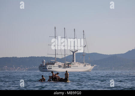 Schwimmen die Leute beobachten Kreuzfahrt Segelschiff SS "Wind Star" am Hafen von Zadar, Kroatien Stockfoto